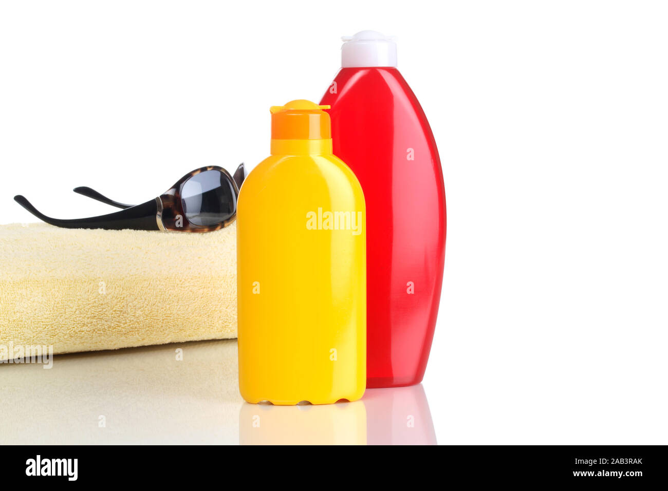 Handtuch, Sonnenbrille und Sonnencreme Stock Photo