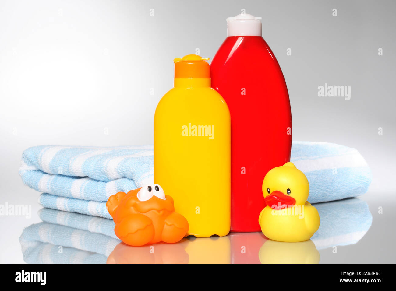 Sonnenmilch, Lotion, Handtuch und Gummitiere Stock Photo