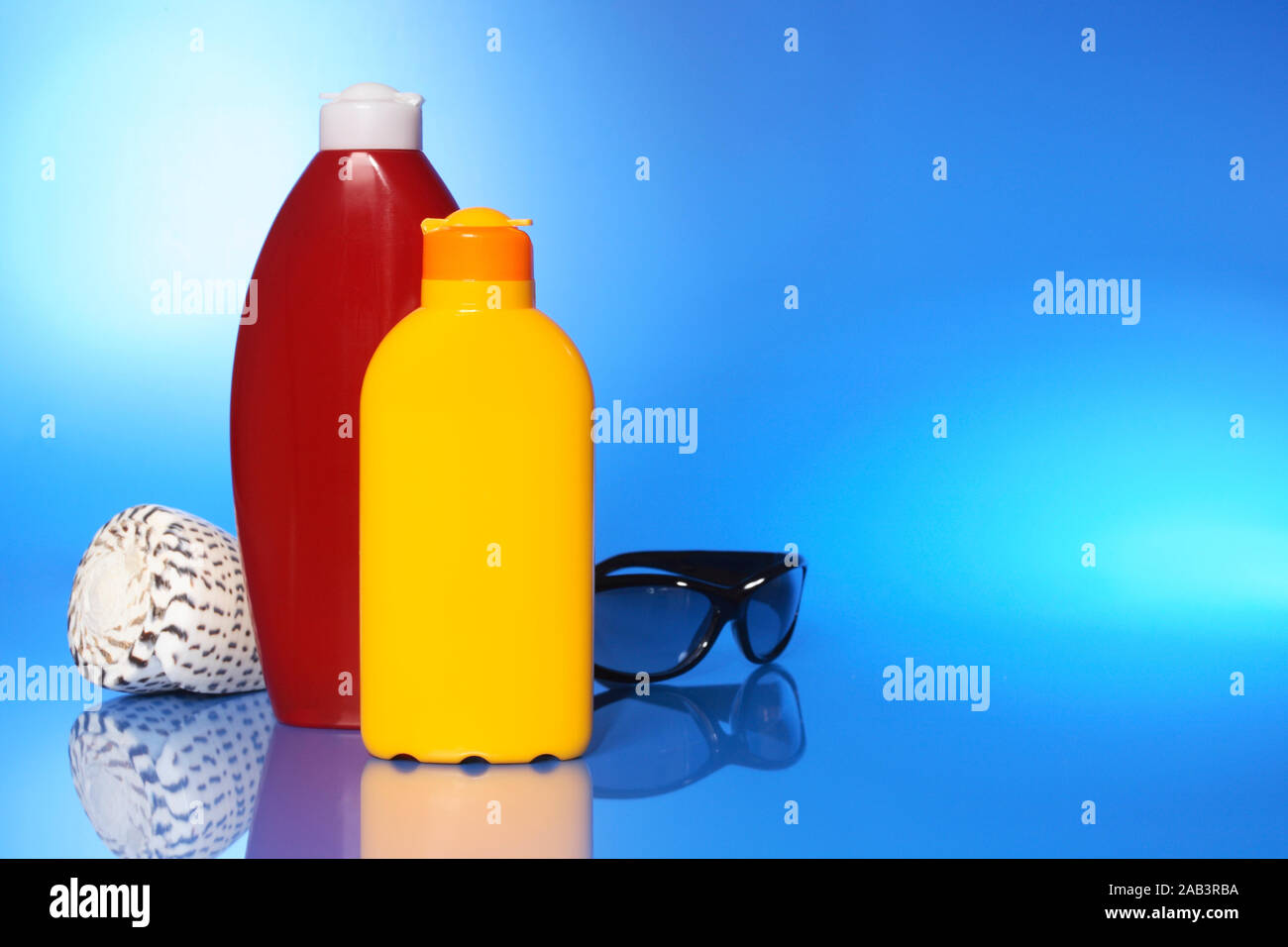 Sonnenmilch, Lotion und Sonnenbrille Stock Photo