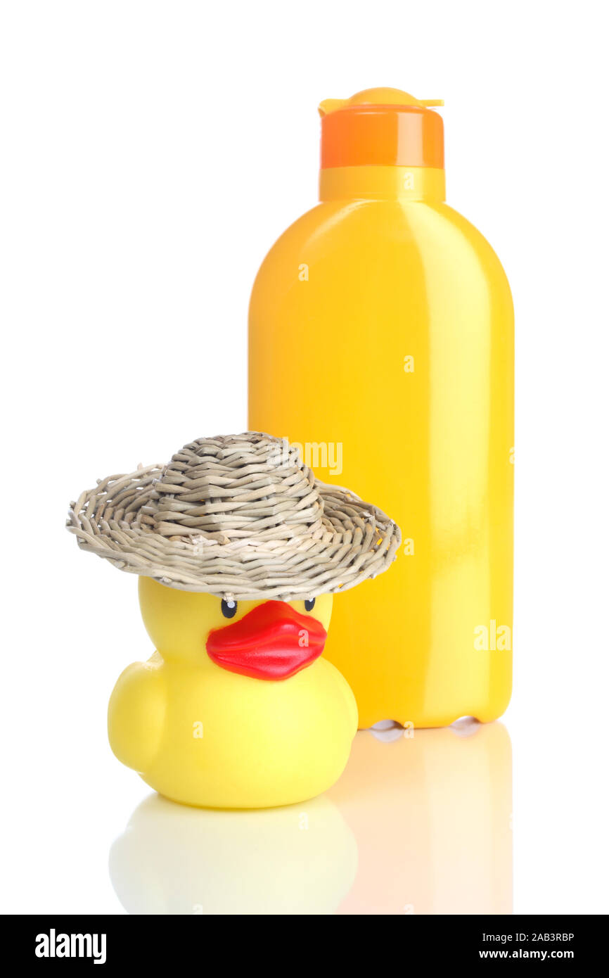 Flasche Sonnenmilch und Gummiente Stock Photo