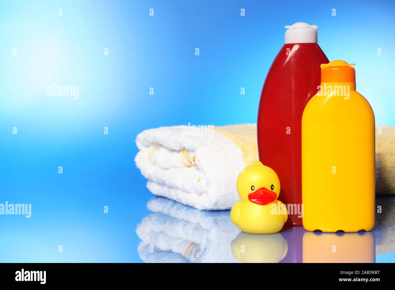 Badelaken mit Sonnenmilch und Gummiente Stock Photo