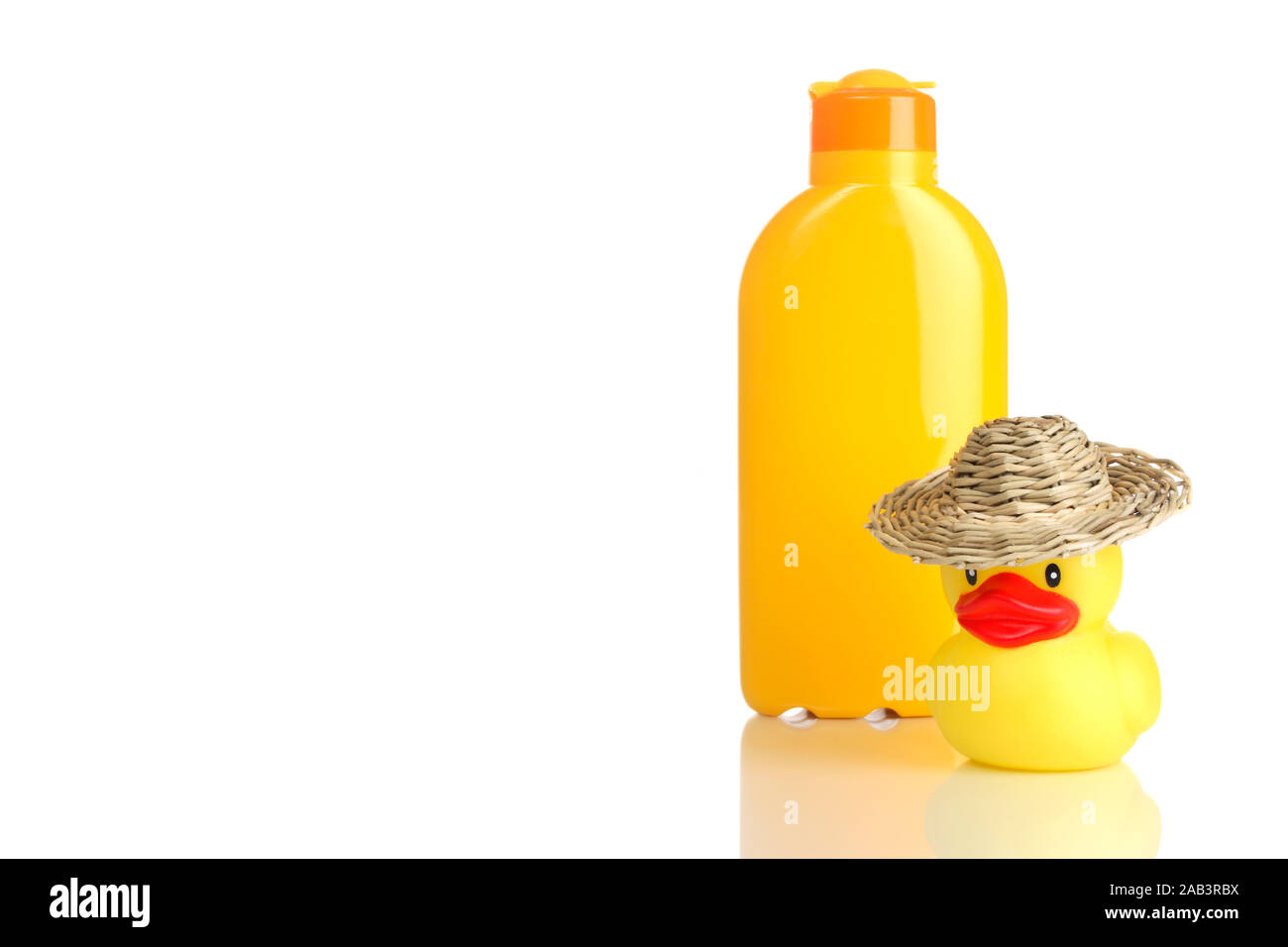 Flasche Sonnenmilch und Gummiente Stock Photo