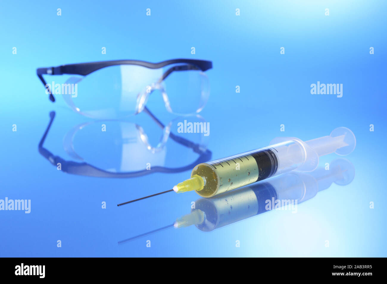 Spritze und Schutzbrille Stock Photo