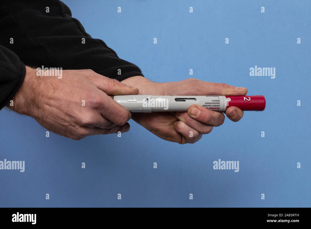 Eindhoven, the Netherlands, 12th November 2019. Humira, adalimumab. A male hand preparing a pen with a needle for a patient to inject themselves with Stock Photo