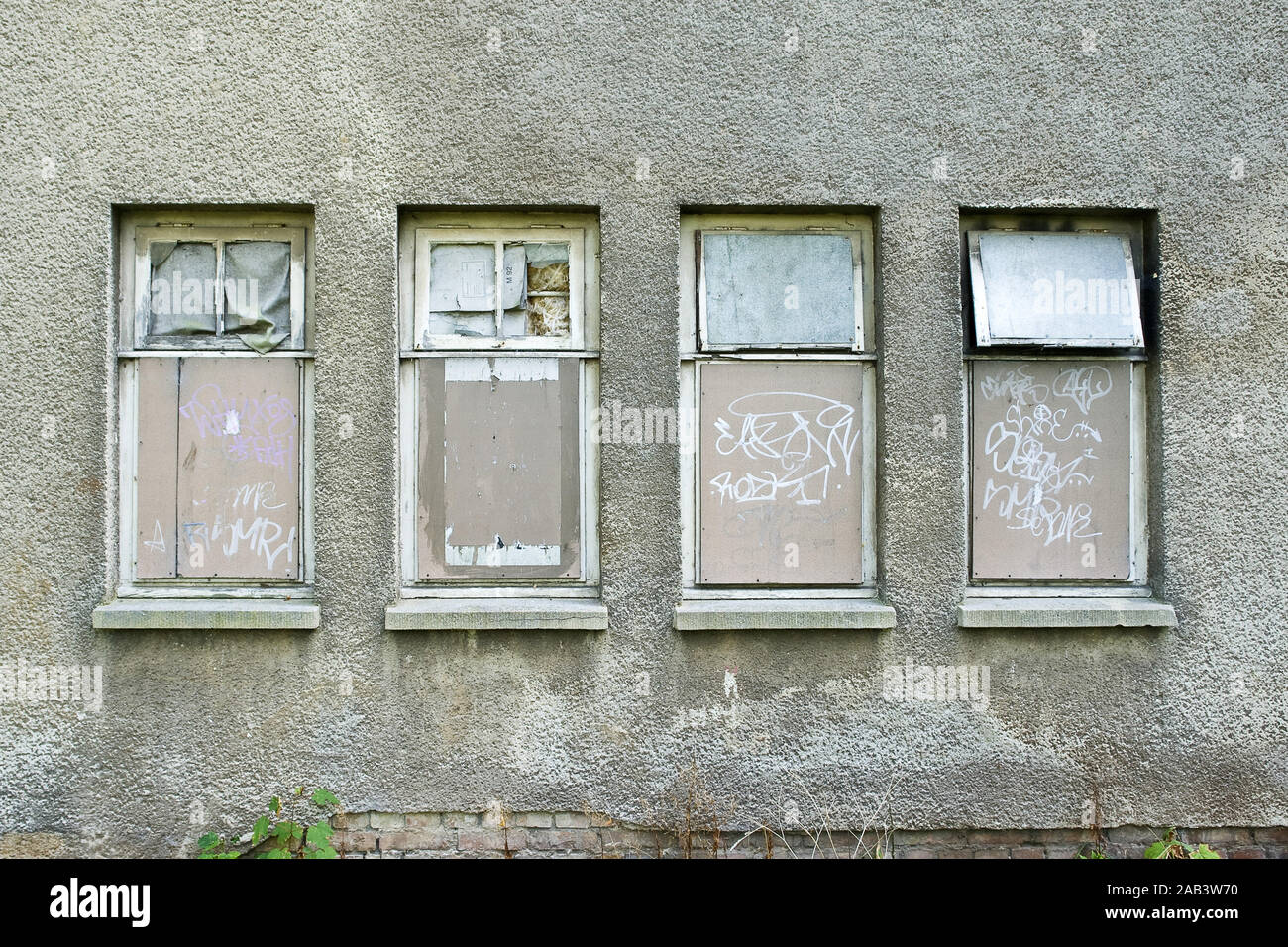 Fassade mit vernagelten Fenstern Stock Photo