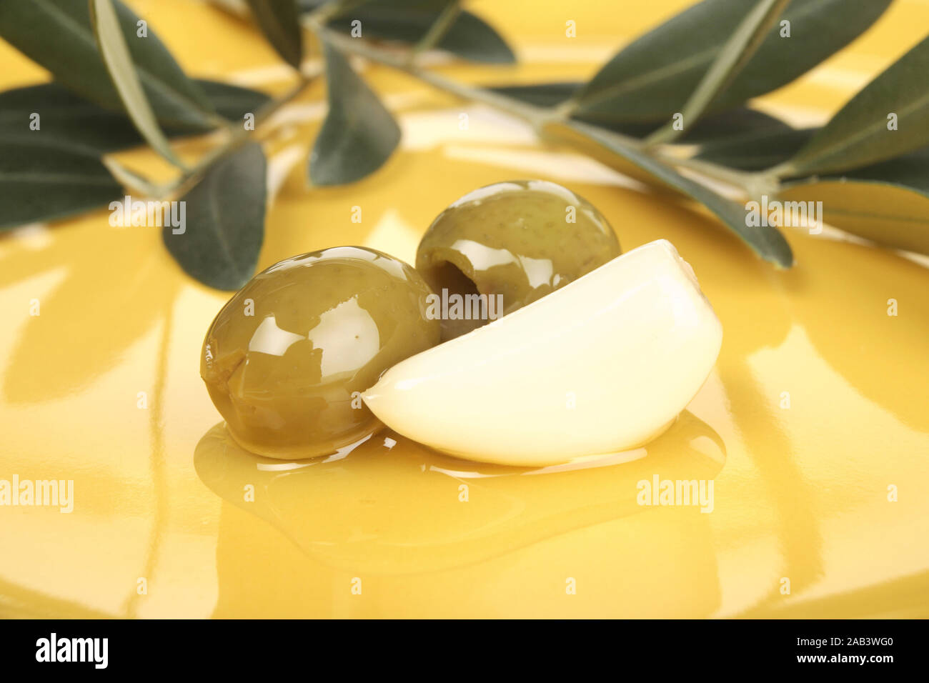 Oliven mit Knoblauch Stock Photo - Alamy
