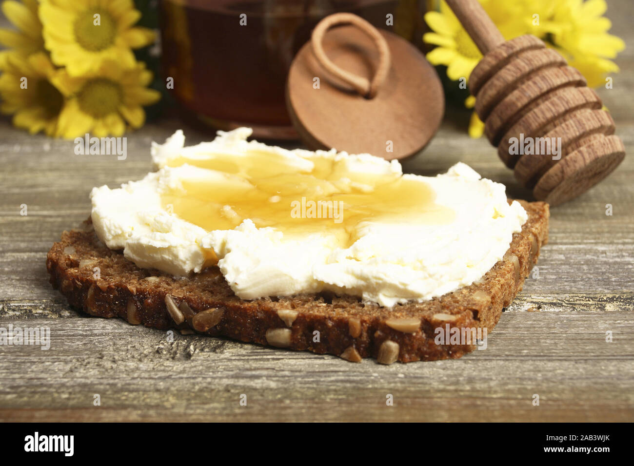 Vollkornbrot mit Frischk‰se und Honig |Wholemeal bread with cream ...