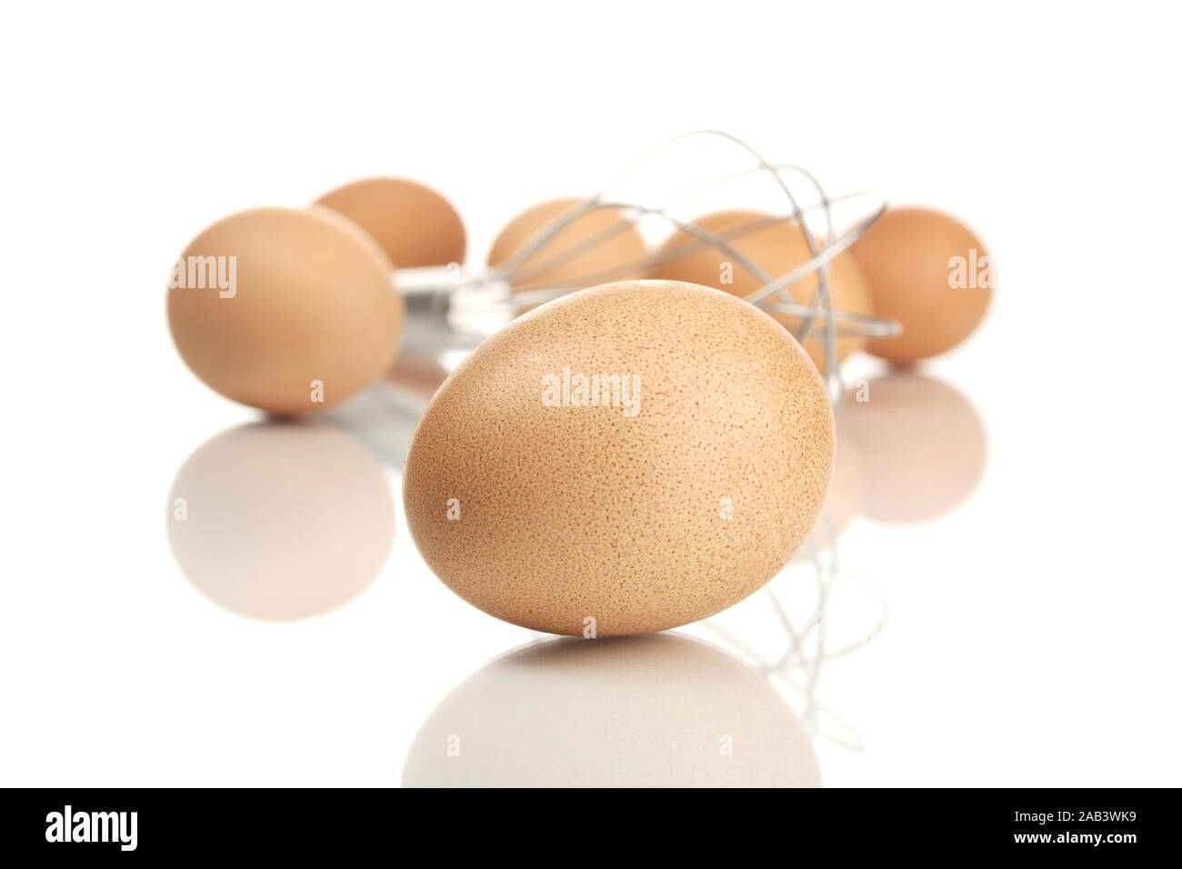 Eier und Schneebesen |Eggs and whisk| Stock Photo