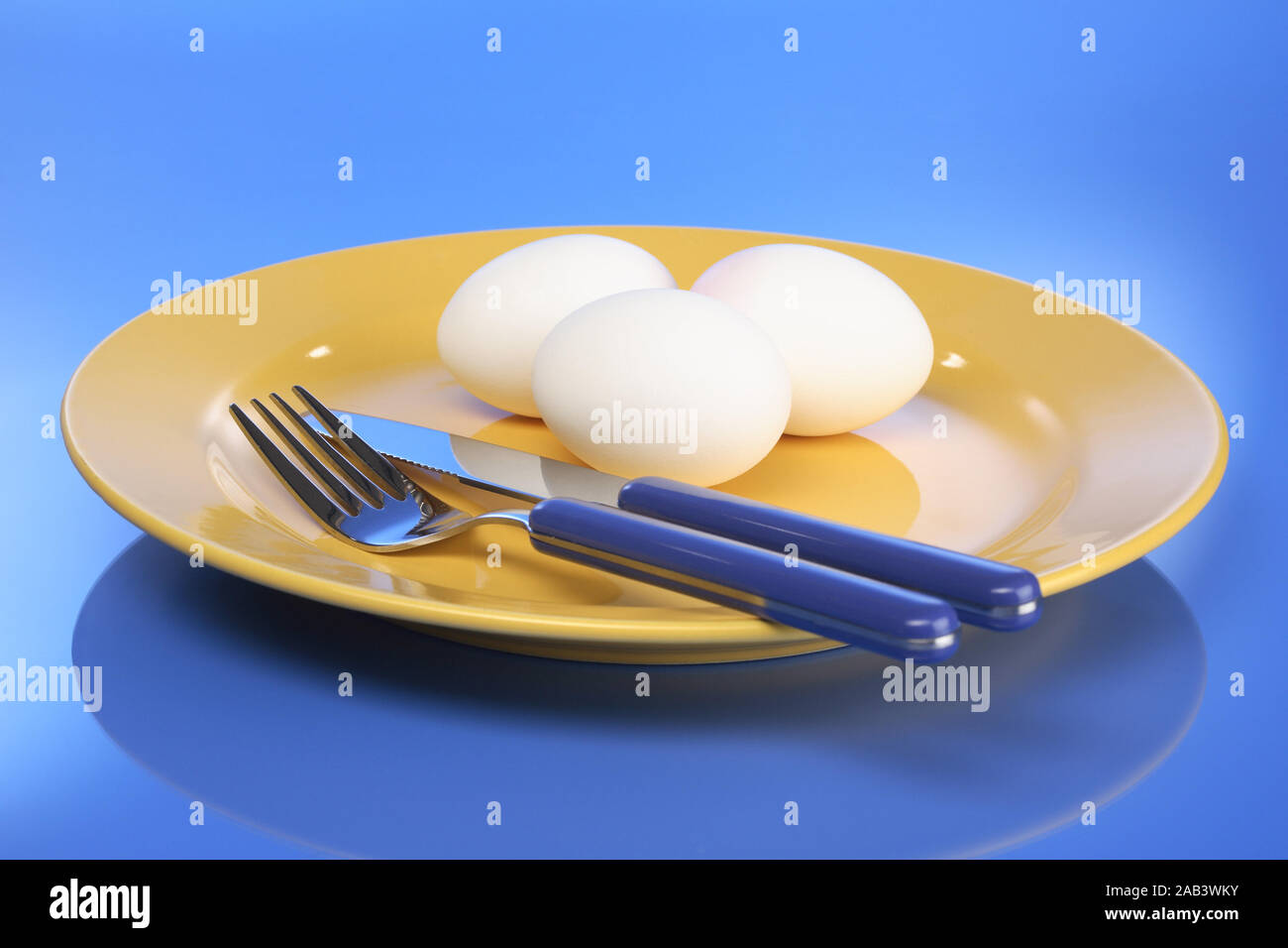 Teller mit Besteck und Eier |Plate and cutlery with eggs| Stock Photo