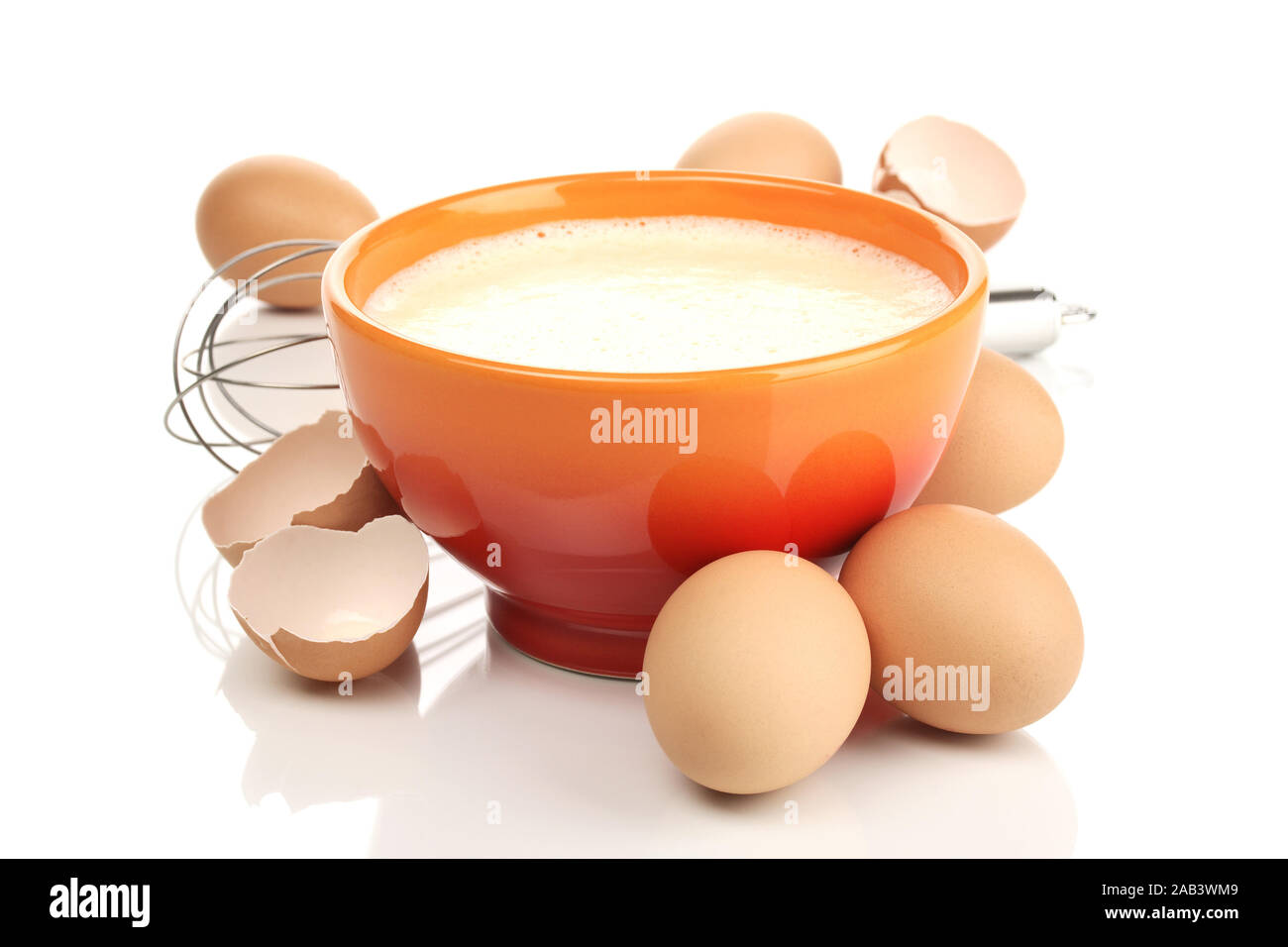 Schüssel mit Rühreier und Schneebesen |Bowl with scrambled eggs and whisk| Stock Photo