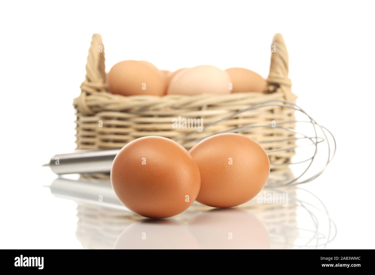 Schneebesen, Eier und Eierkorb |Whisk, eggs and egg basket| Stock Photo
