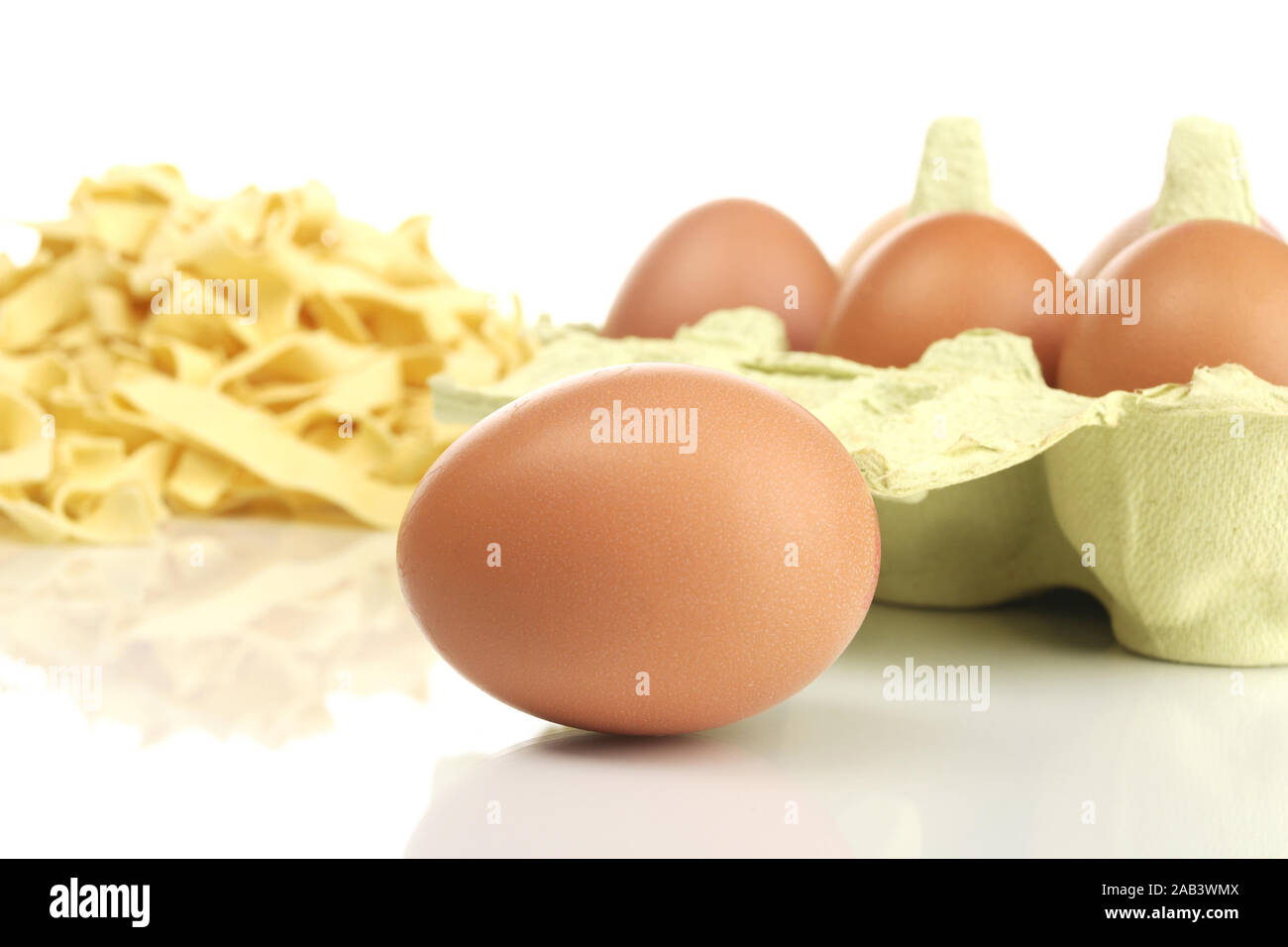 Packung frische Eier mit Nudeln |Package fresh egg with noodles| Stock Photo