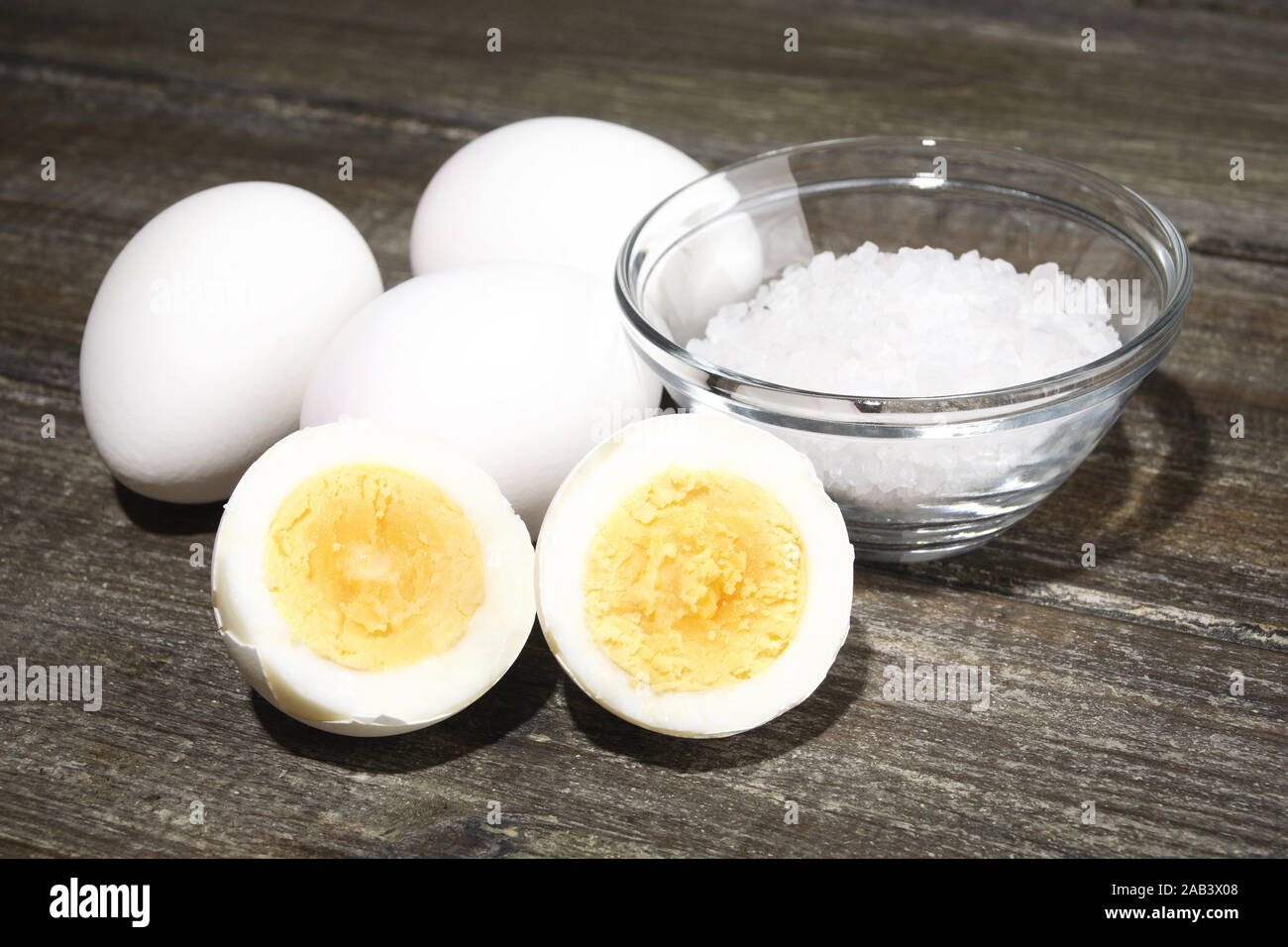 Gekochte Eier und Salz |Boiled eggs and salt| Stock Photo