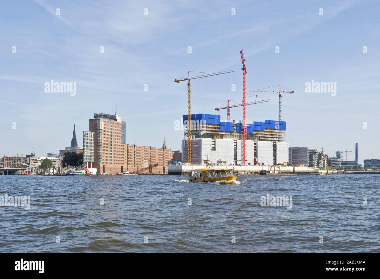 Blick auf die entstehende Elbphilharmonie im Hamburger Hafen |View of the emerging Elbe Philharmonic Hall in Hamburg harbor| Stock Photo