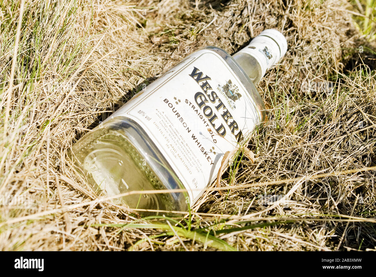 Leere Flasche Whiskey am Strassenrand |Empty bottle of whiskey on the roadside| Stock Photo