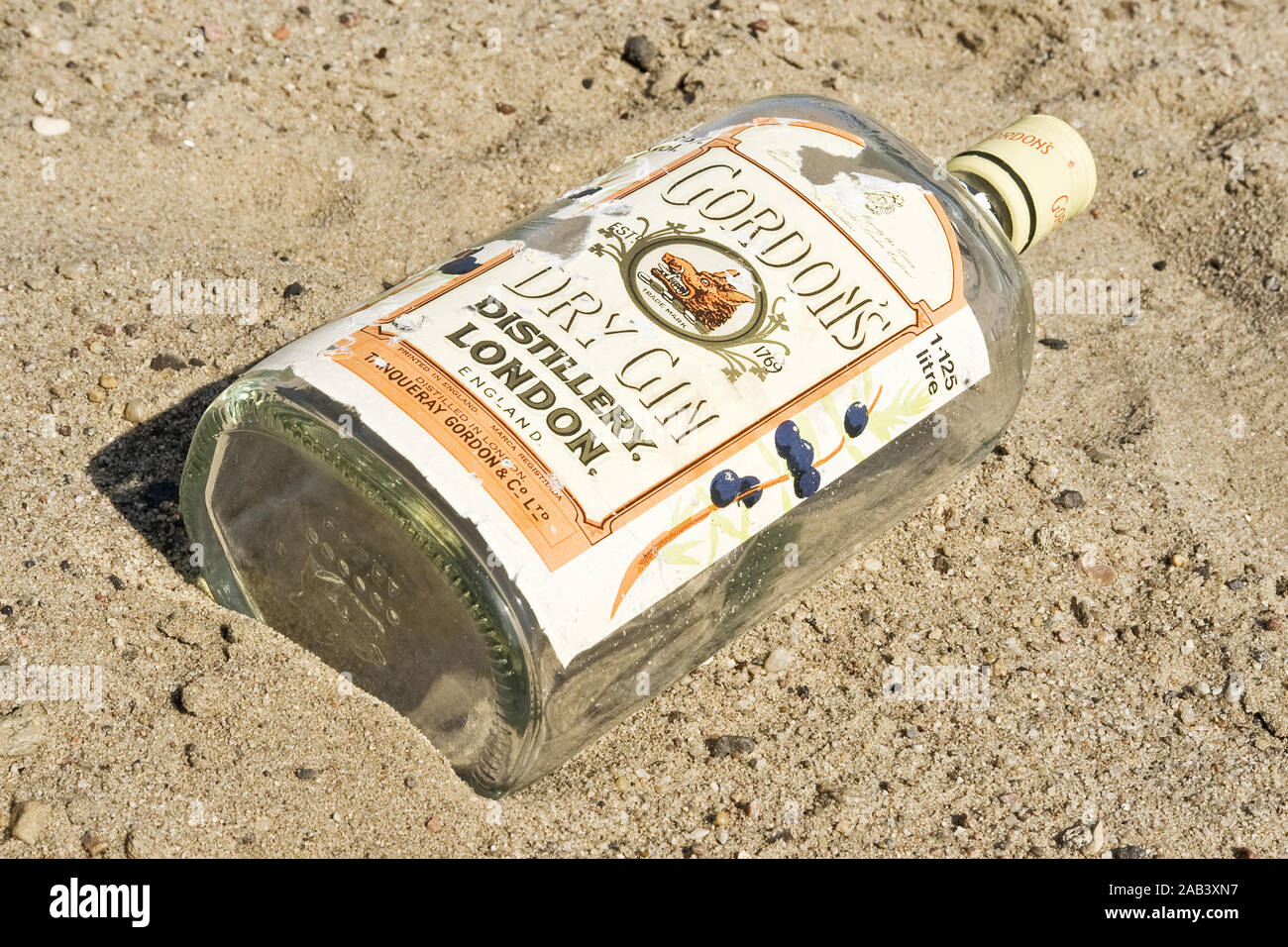 Leere Ginflasche am Strand |Empty gin bottle on the beach| Stock Photo