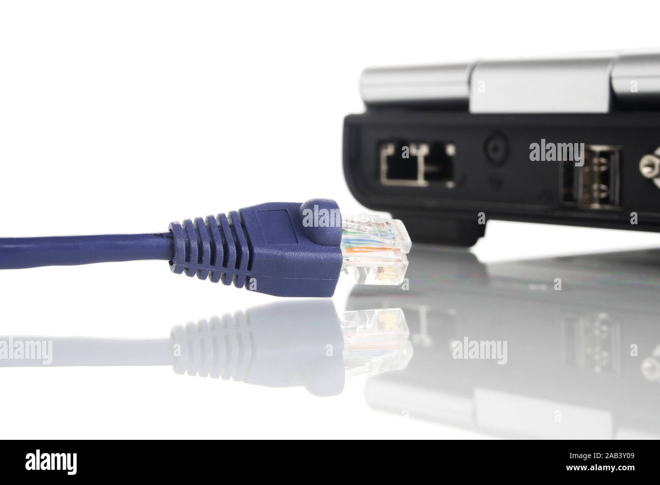 Notebook mit Netzwerkkabel |Laptop with network cable| Stock Photo
