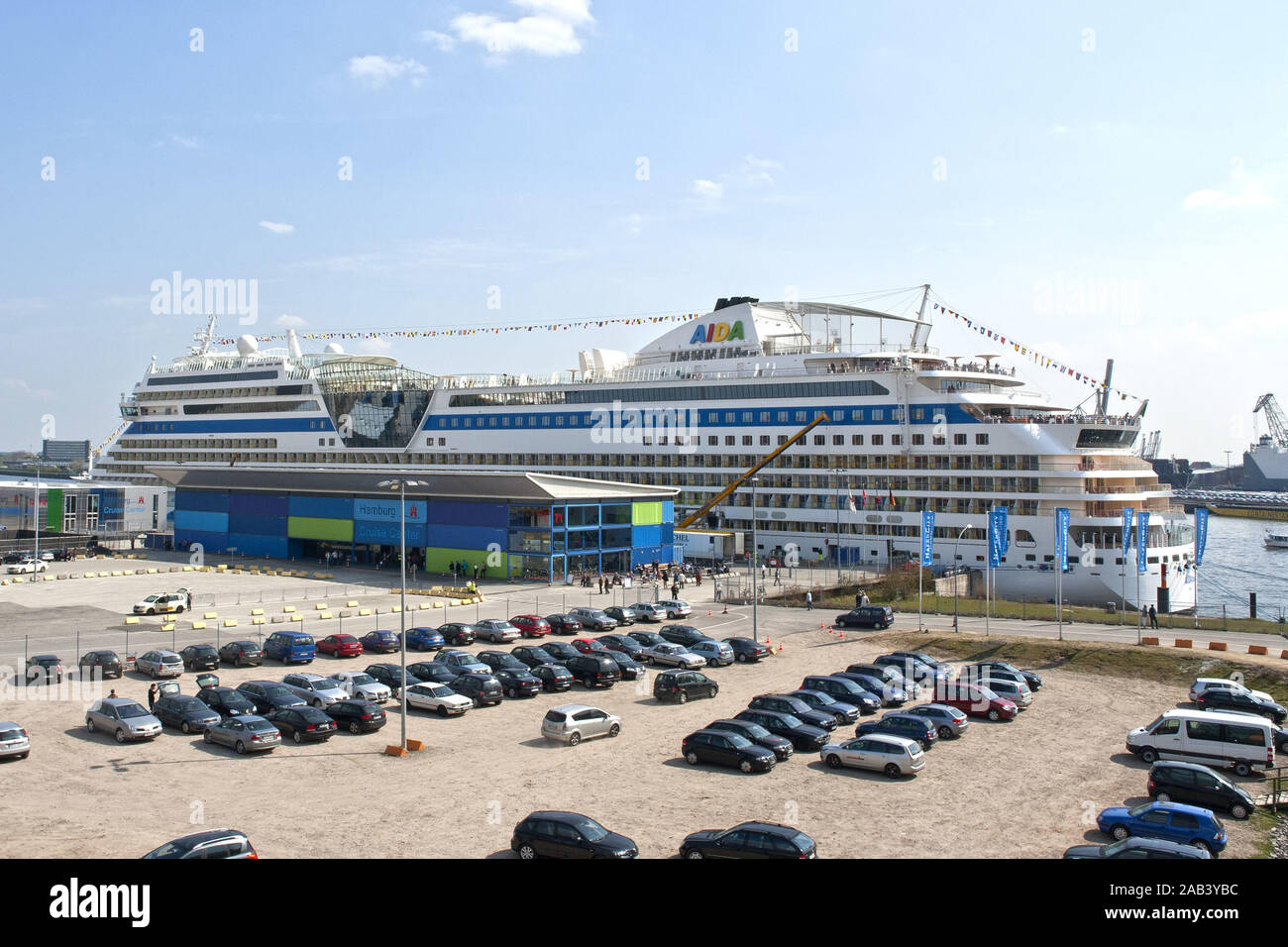 Das Kreuzfahrtschiff AIDAblu am Terminal im Hamburger Hafen |The AIDAblu cruise ship at the terminal in the Port of Hamburg| Stock Photo