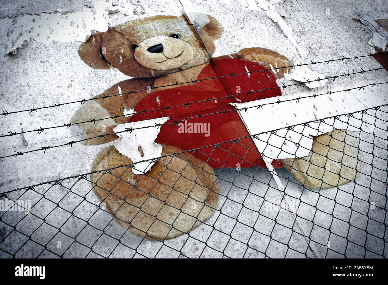 Teddy mit Herz hinter einem Zaun |Teddy with heart behind a fence| Stock Photo