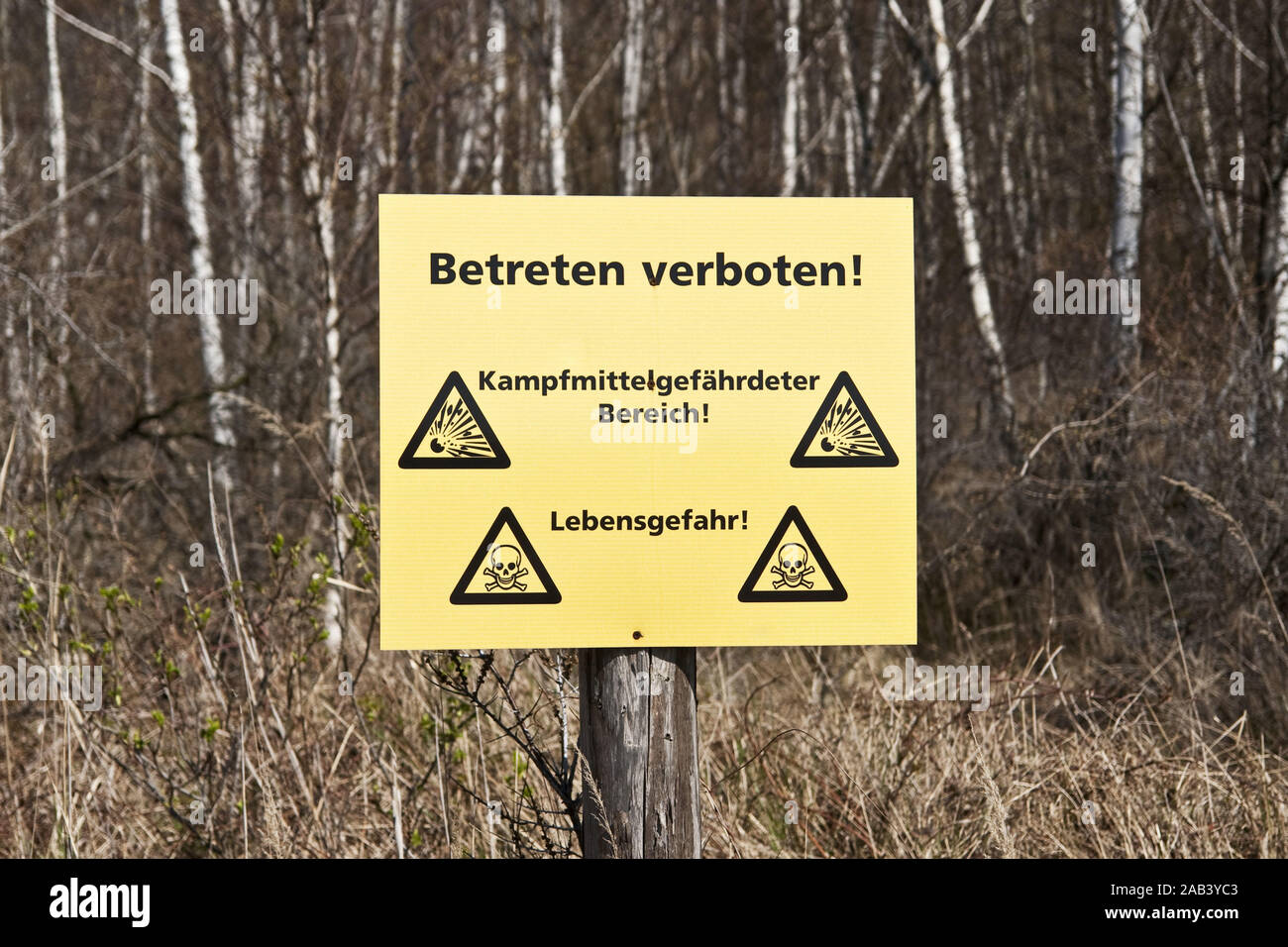 Warnschild an einem Waldrand |Warning sign on one edge of the forest| Stock Photo