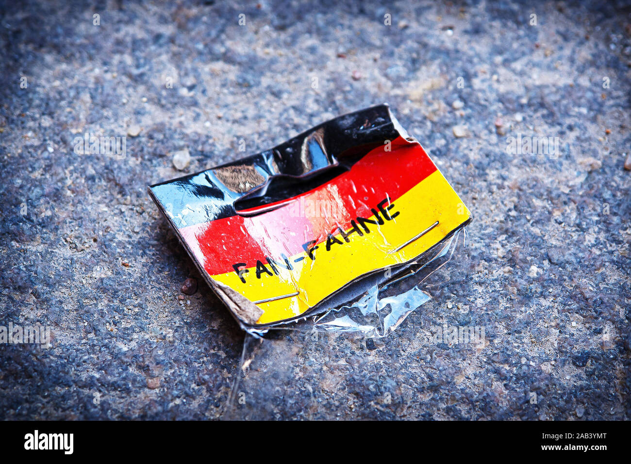 Die Reste der Verpackung einer Deutschland Fan-Fahne |The remains of the packaging of a german fan-flag| Stock Photo