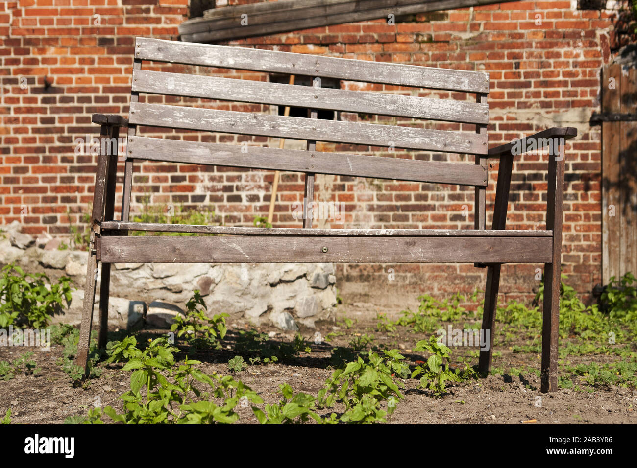 Alte Gartenbank in einem Vorgarten |Old garden bench in a garden| Stock Photo