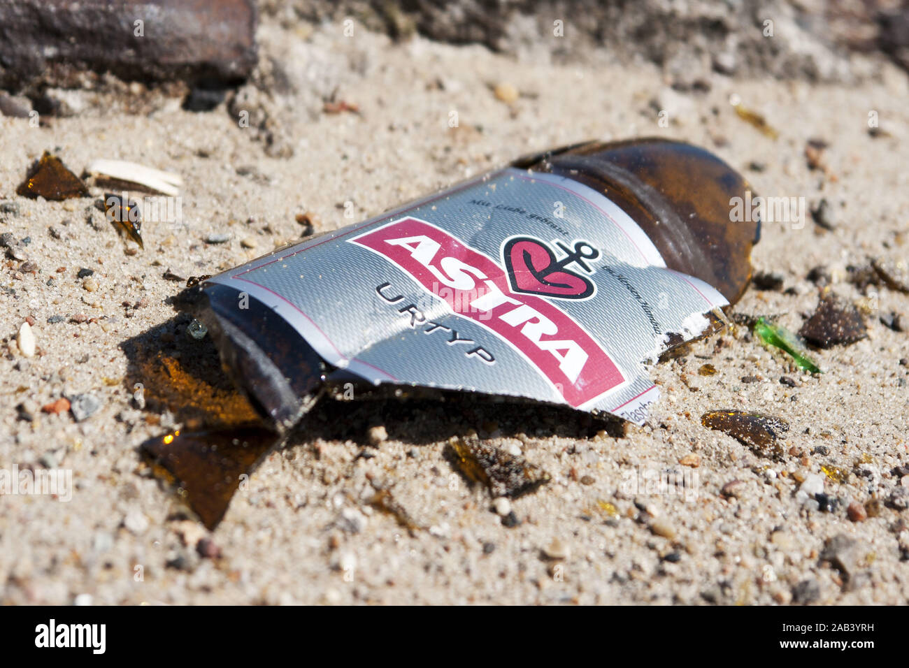 Kaputte Astra Bierflasche am Strand |Broken Astra beer bottle on the beach| Stock Photo