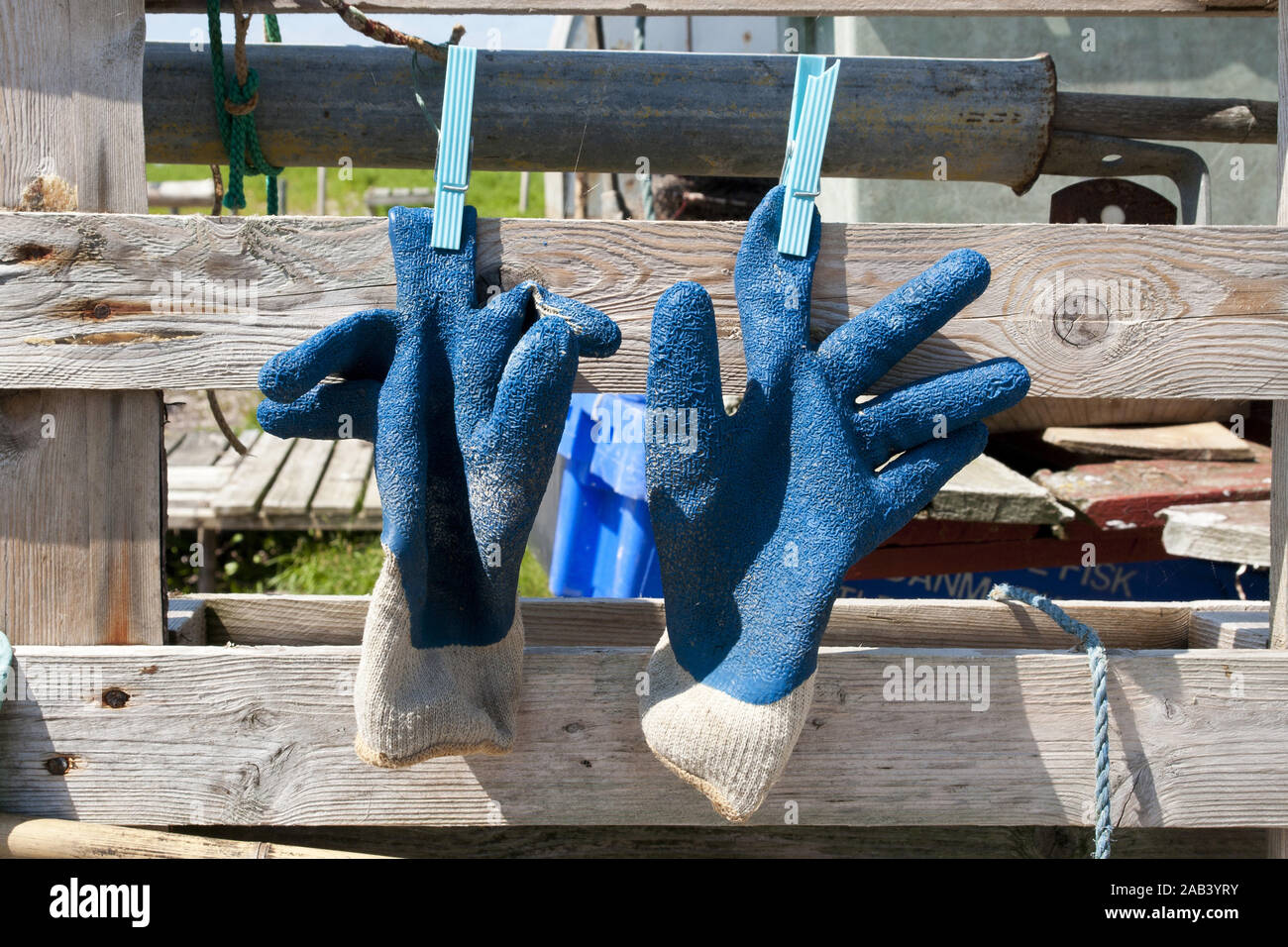 Zum trocknen aufgeh‰ngte Arbeitshandschuhe |For dry suspended working gloves| Stock Photo