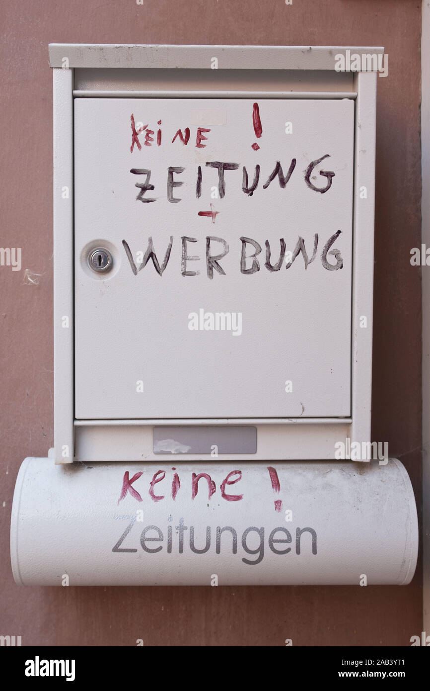 Briefkasten mit der Aufschrift - Keine Zeitung und Werbung |Letter box with the inscription - No newspaper and advertising| Stock Photo