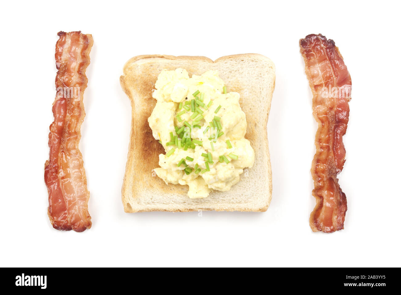 Toast mit R¸hrei, Schnittlauch und Fr¸hst¸cksspeck |Toast with scrambled eggs, chives and bacon| Stock Photo