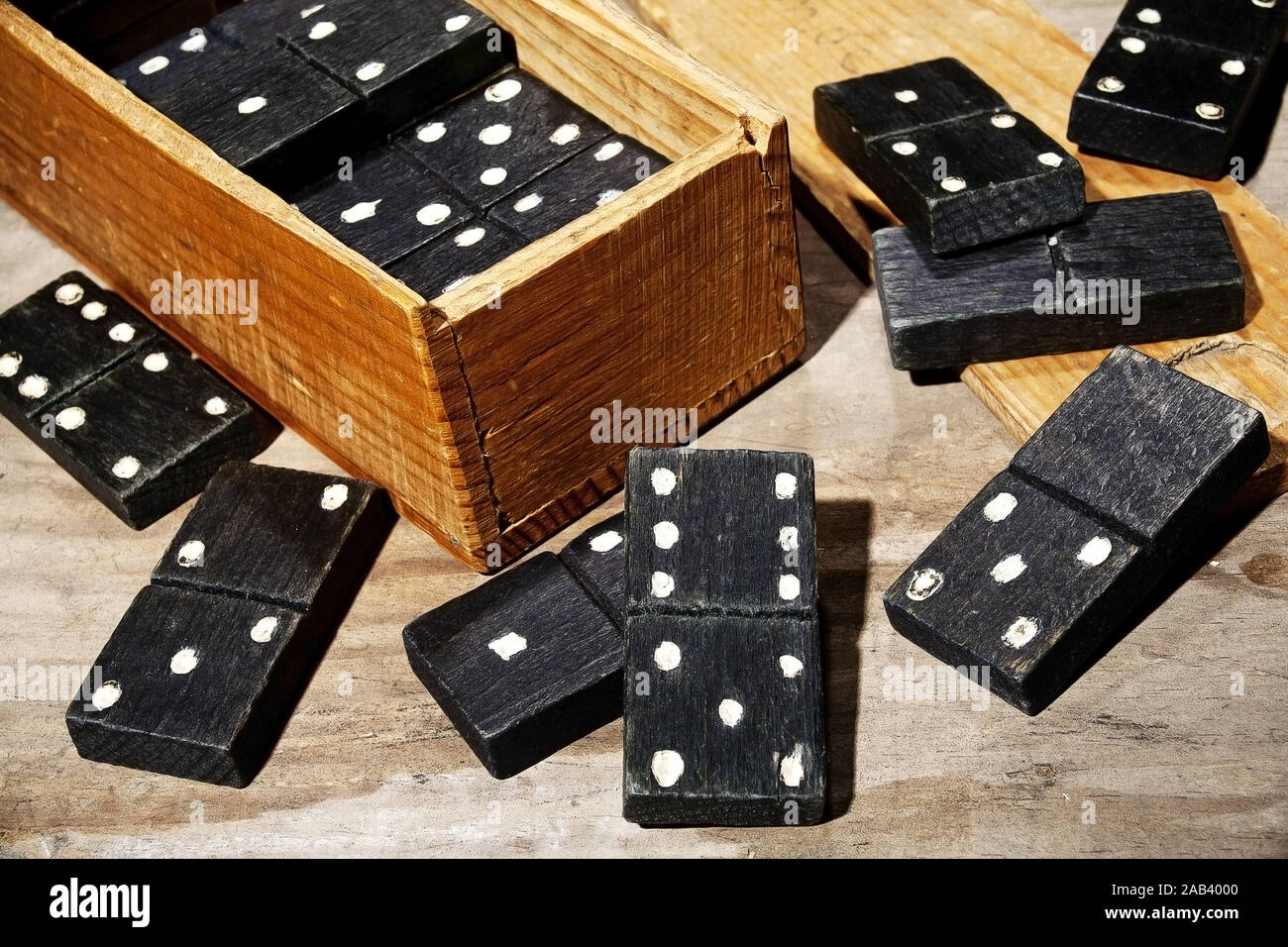 Alte Dominosteine aus Holz mit einem Kasten |Old wooden dominoes with a box| Stock Photo