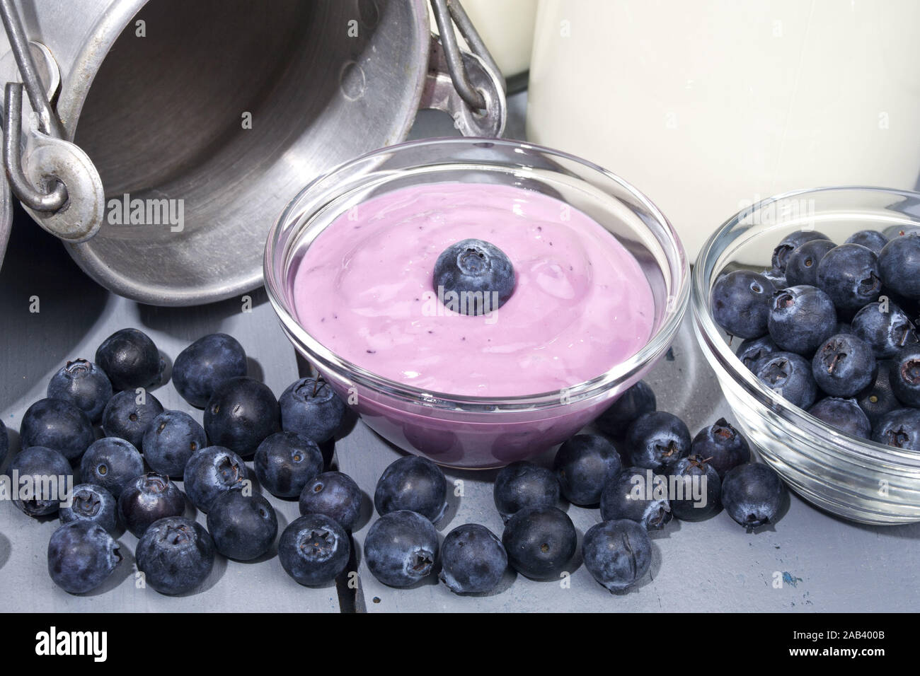 Glasschale mit Joghurt und Heidelbeeren |Glass bowl with yogurt and blueberries| Stock Photo