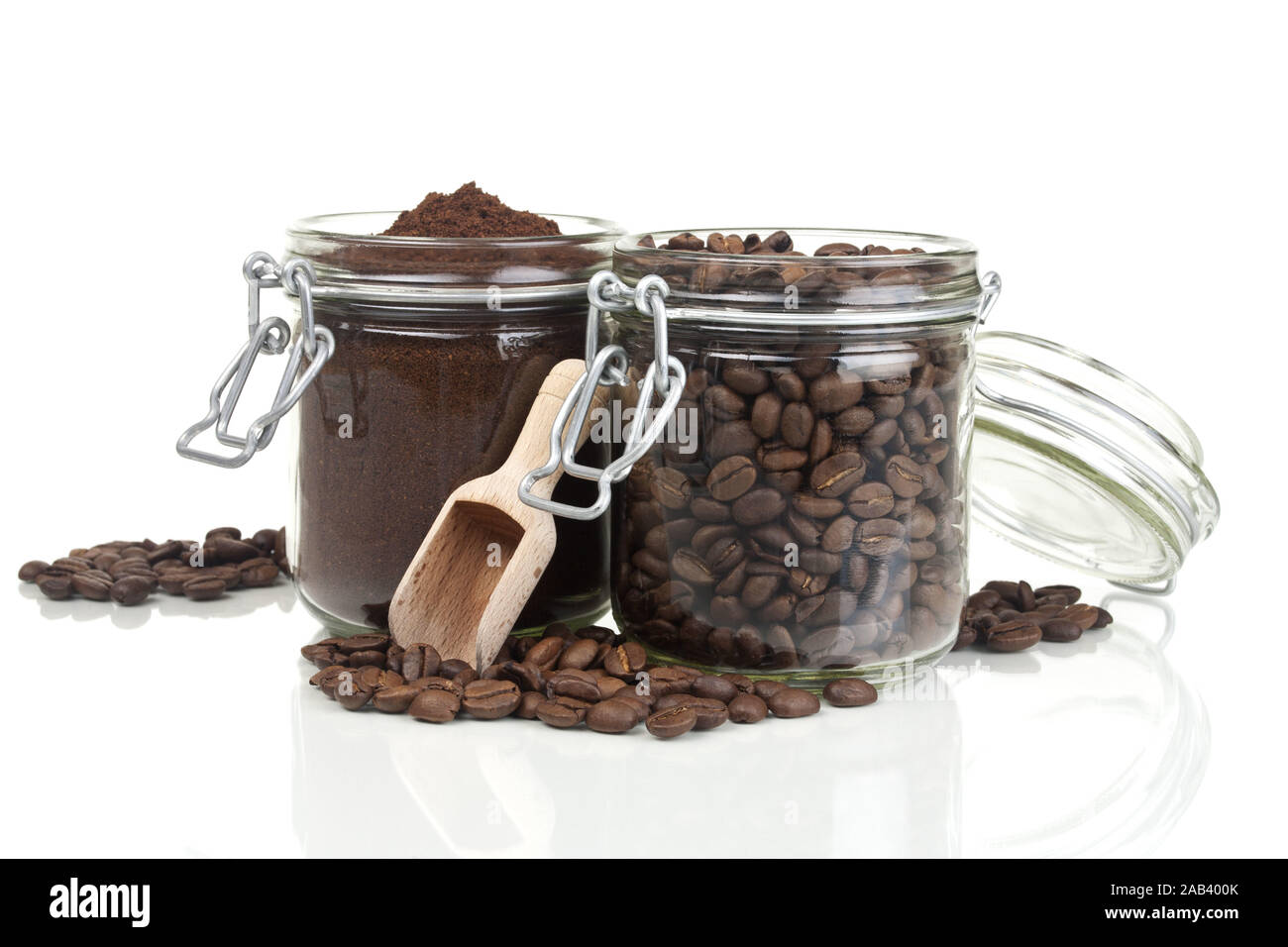 Frisch gemahlener Kaffee und Kaffeebohnen in Glaeser |Freshly ground coffee and coffee beans in glasses| Stock Photo