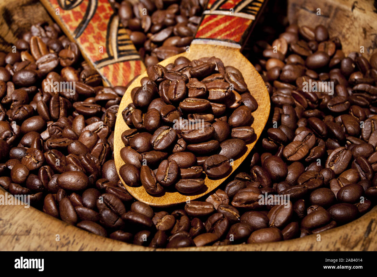 Frisch geroestete Kaffeebohnen auf einem Holzloeffel |Freshly roasted coffee beans on a wooden spoon| Stock Photo