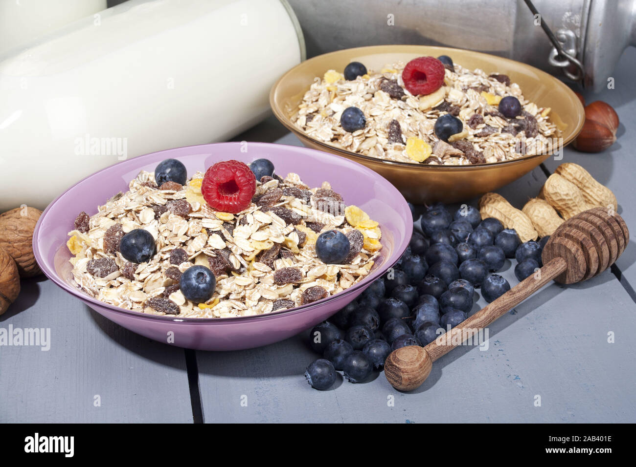 Kompottschalen mit Cerealien und Fruechten |Compote dishes with cereals and fruits| Stock Photo