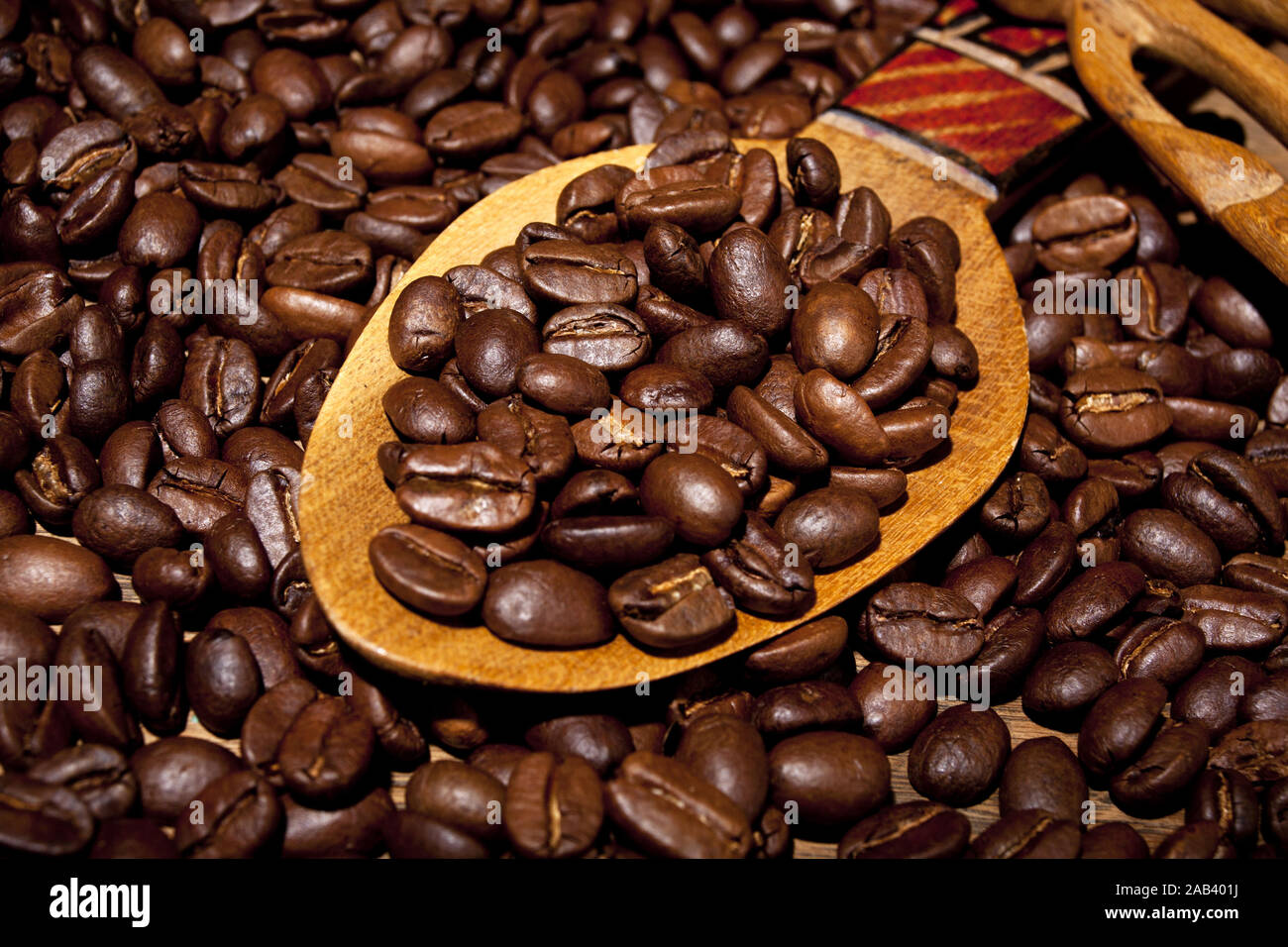 Frisch geroestete Kaffeebohnen auf einem Holzloeffel |Freshly roasted coffee beans on a wooden spoon| Stock Photo