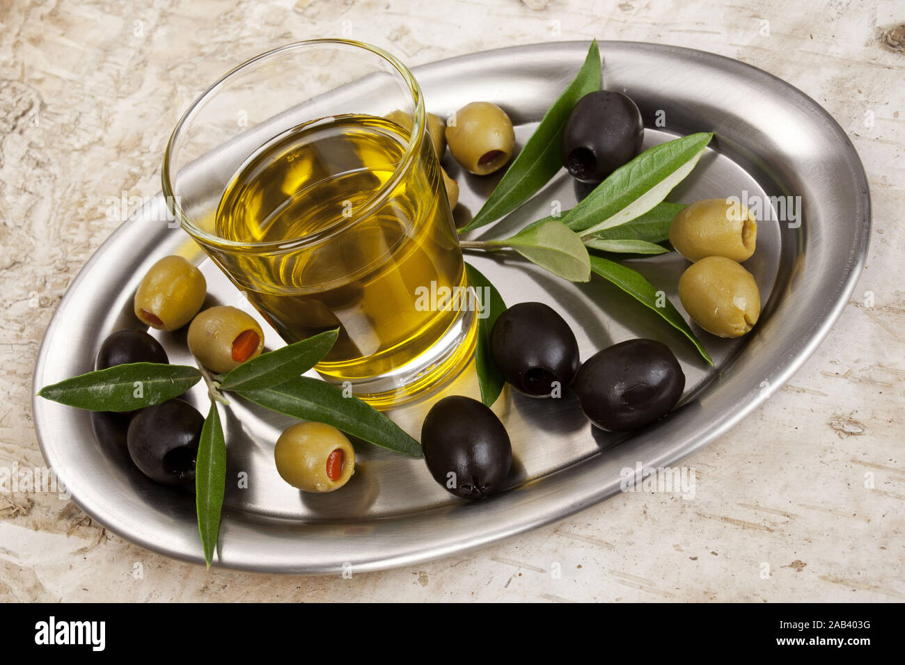 Glas mit Olivenoel und Oliven auf einem Tablett |Glass with olive oil and  olives on a platter| Stock Photo - Alamy