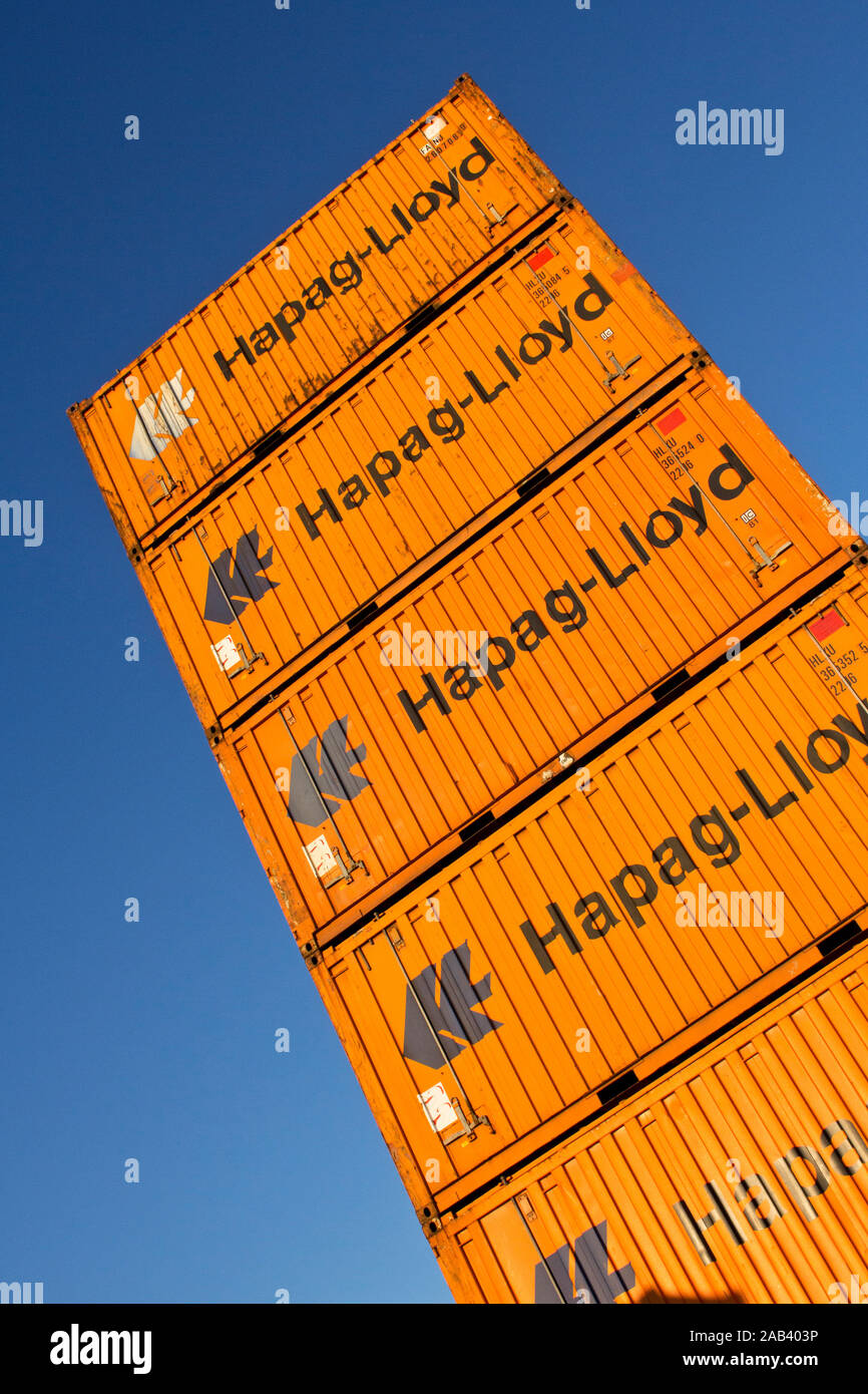 Container der Hapag-Lloyd übereinander gestapelt auf einem Platz im Containerhafen |Containers from Hapag-Lloyd stacked in a square in container port| Stock Photo