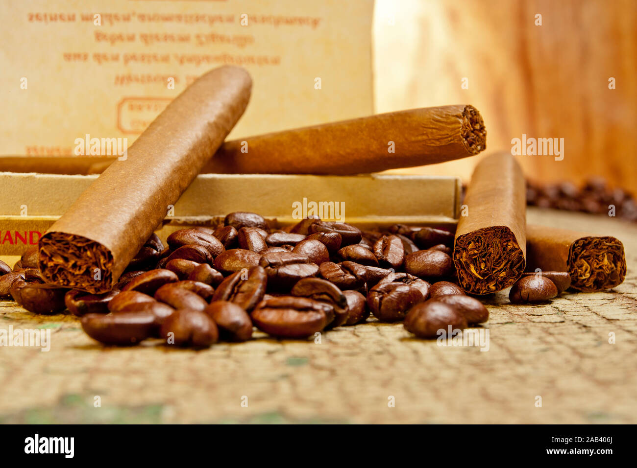 Eine offene Schachtel mit Zigarillos und Kaffeebohnen |An open box of cigars, cheroots and coffee beans| Stock Photo