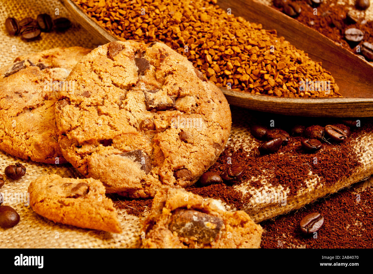 Cookies mit Kaffeebohnen, Kaffeepulver und Instantkaffee |Cookies with coffee beans, ground coffee and instant coffee| Stock Photo