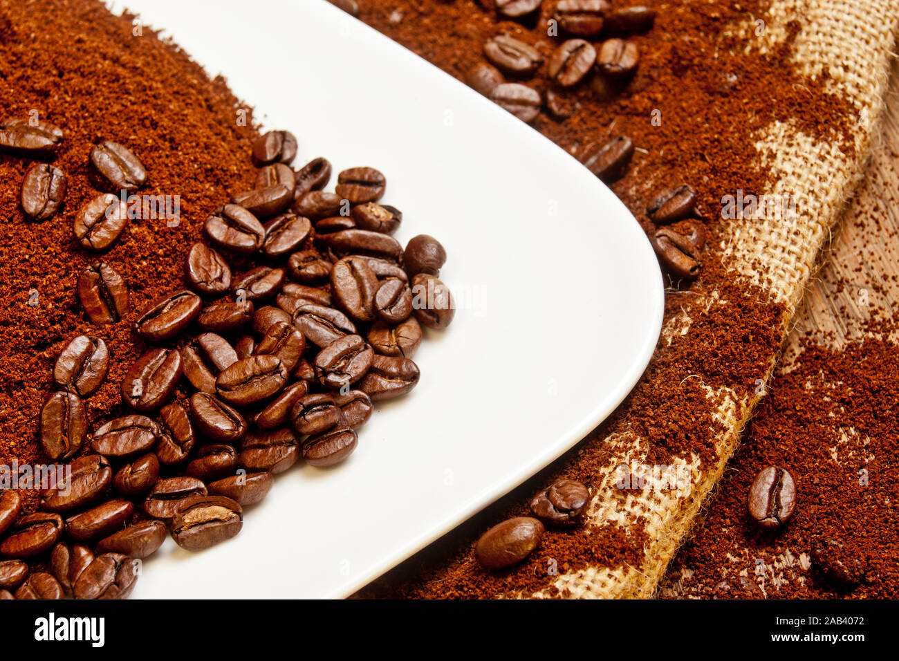 Eine Schale mit Kaffeepulver und gerösteten Kaffeebohnen |A bowl of coffee powder and roasted coffee beans| Stock Photo