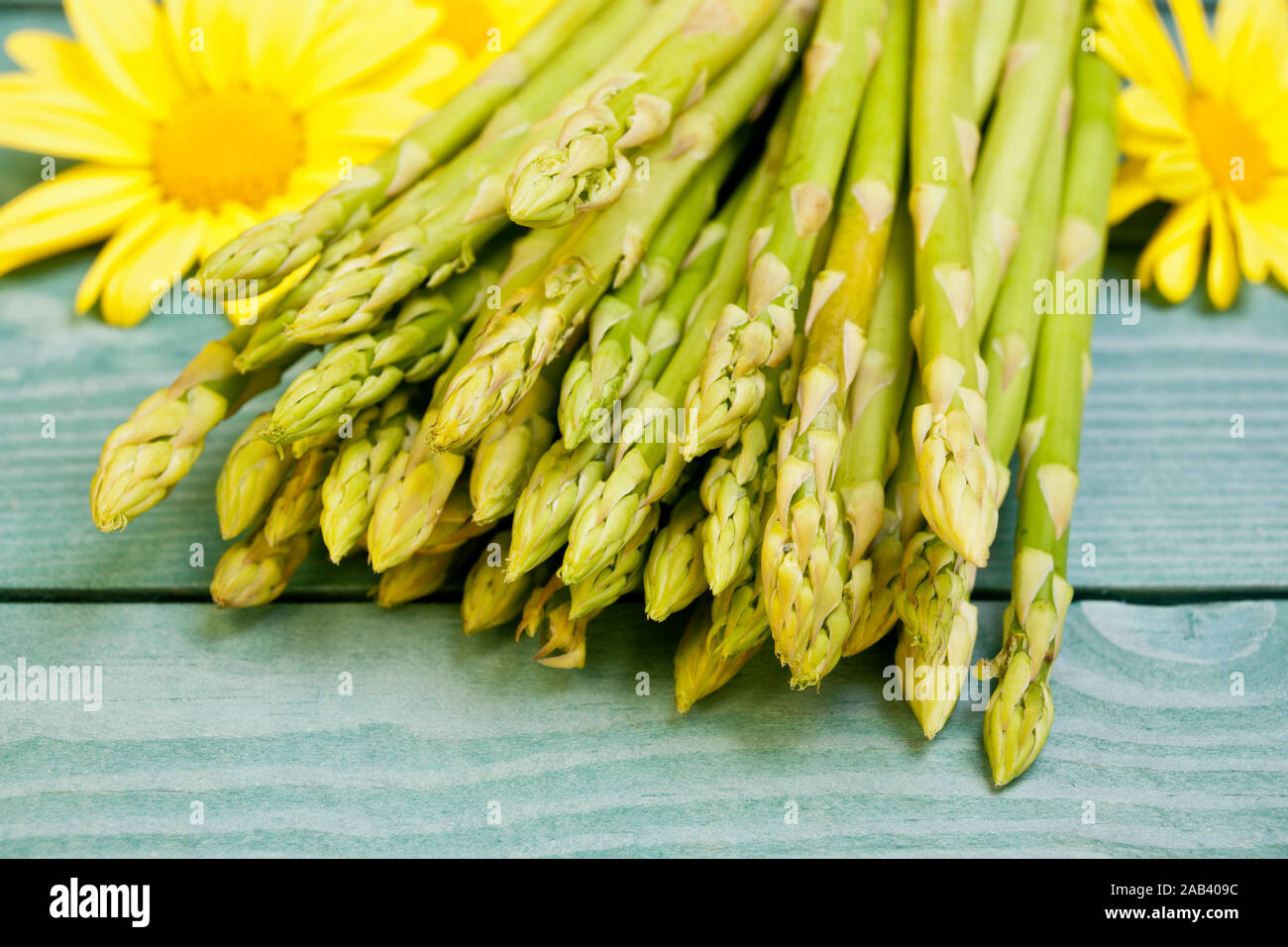 Grüner Spargel und ein paar gelbe Blüten |Green asparagus and some yellow flowers| Stock Photo