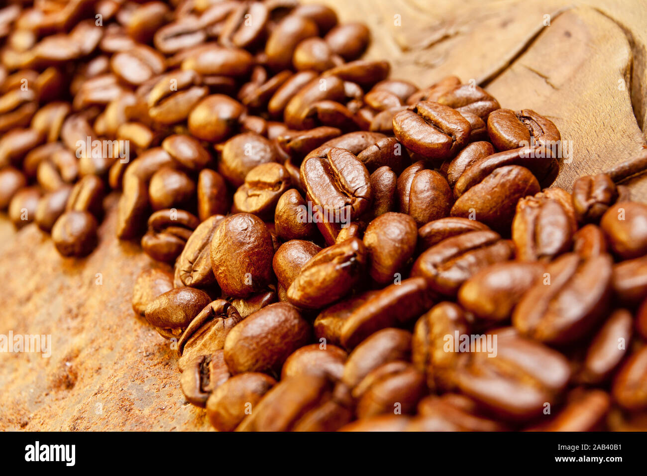 Röstfrische Kaffeebohnen in einer Holzschütte |Freshly roasted coffee beans in a wooden chute| Stock Photo