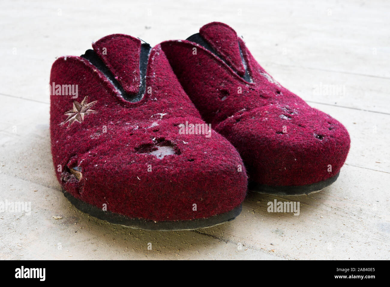 Ein Paar alte und beschädigte Hausschuhe |A pair of old and damaged slippers| Stock Photo