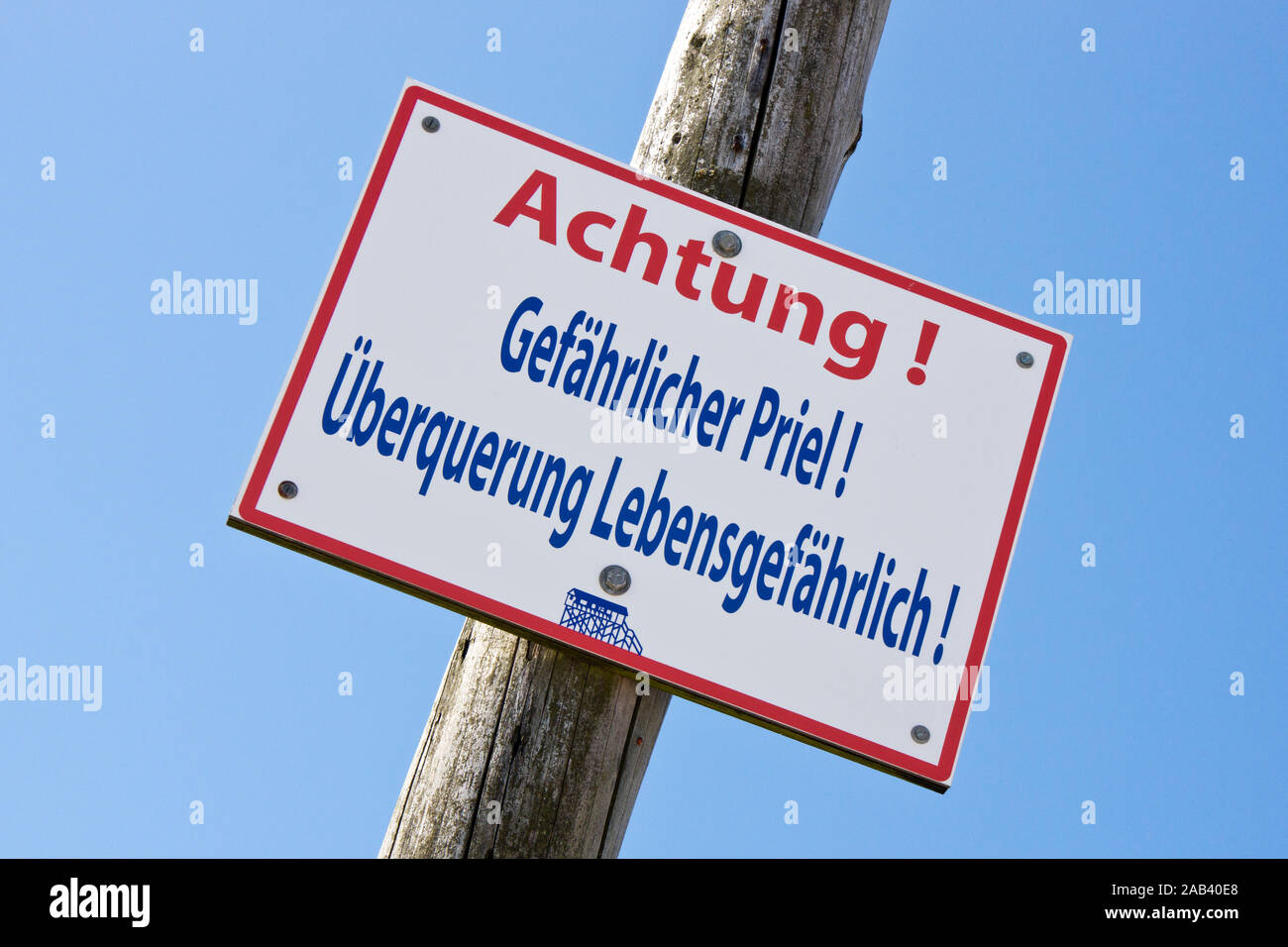 Ein Warnschild für Badegäste am Strand von St. Peter Ording |A warning sign for bathing guests on the beach of St. Peter Ording| Stock Photo