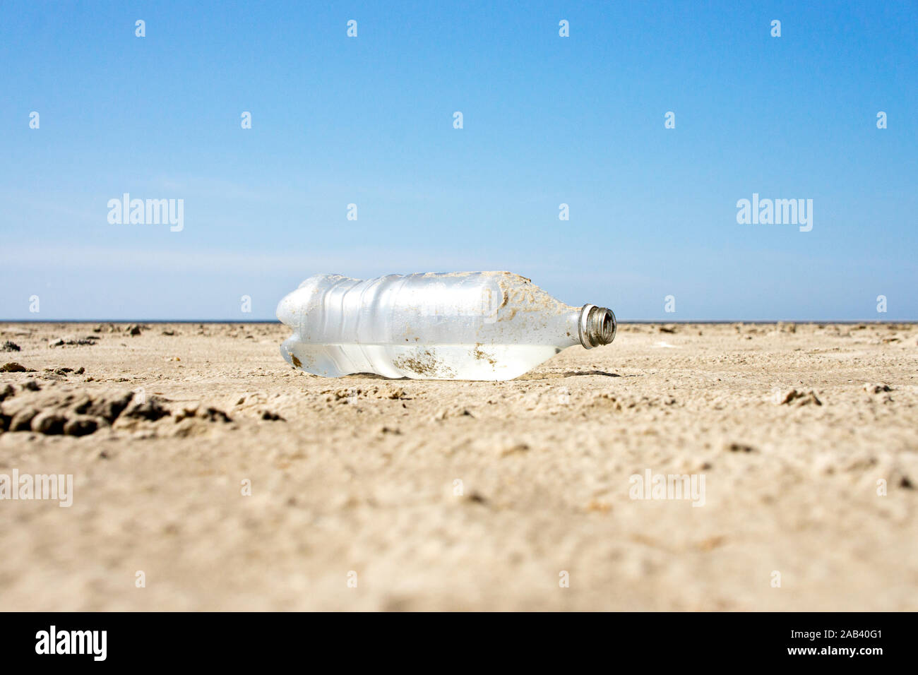 Eine angespülte Kunststoffflasche am Nordseestrand |A plastic bottle stranded on the North Sea beach| Stock Photo