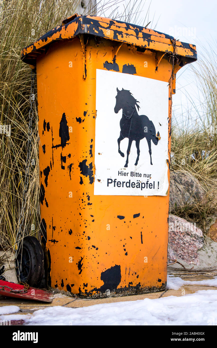 Mülltonne für Pferdeäpfel an einem Strand an der Ostsee |Garbage can for horse apples on a beach on the Baltic Sea| Stock Photo