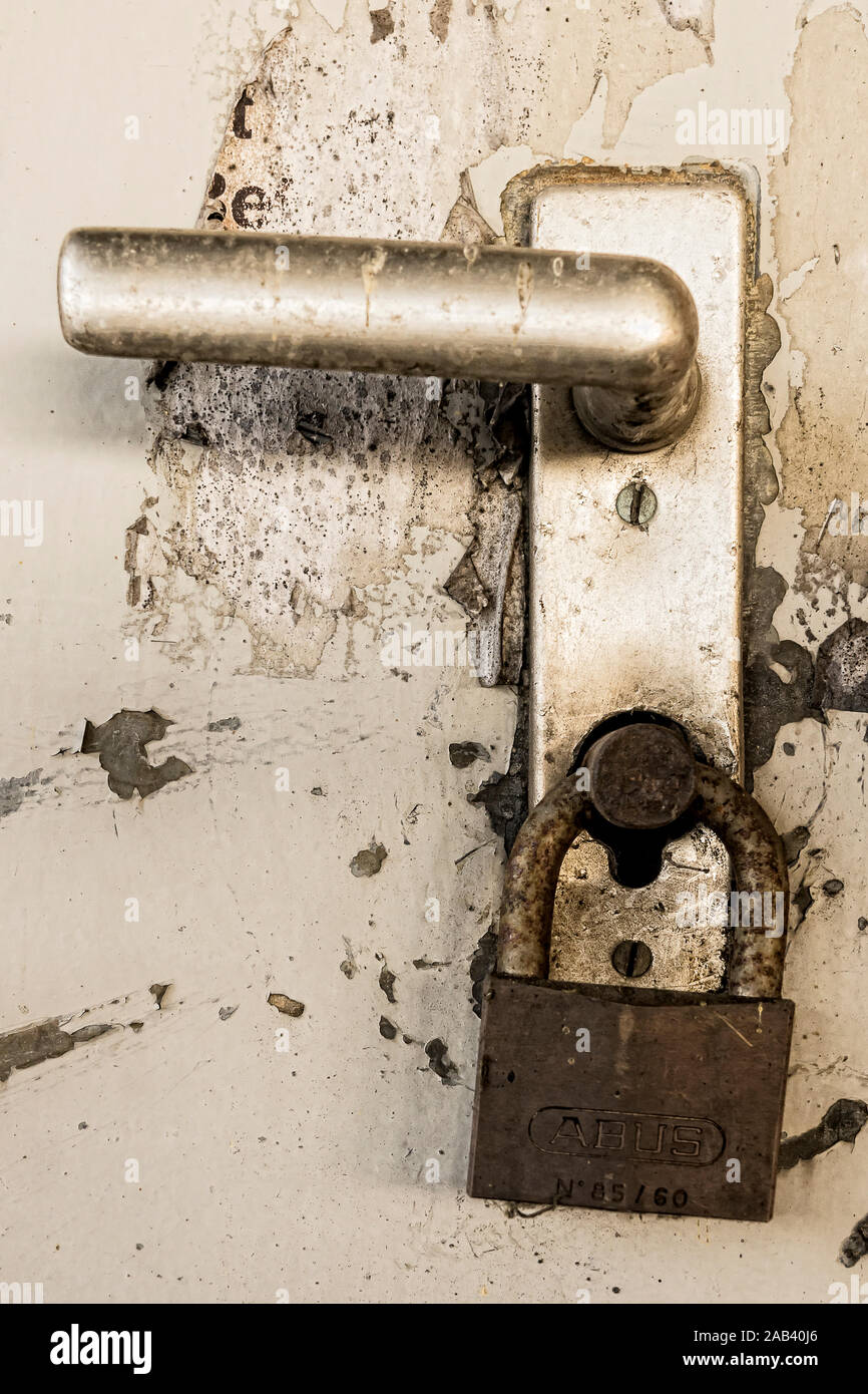 Tür von einem altem Lagerhaus ohne Schließzylinder dafür aber mit einem Vorhängeschloss |Door of a warehouse without lock cylinder but with a padlock| Stock Photo