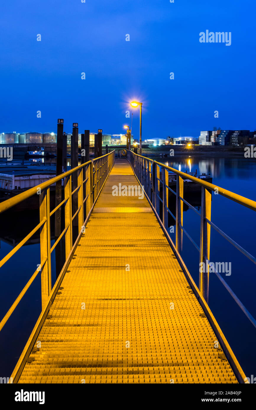 Anlegestelle mit Lastkähnen im Hamburger Hafen bei Nacht |Pier with barges in the port of Hamburg at night| Stock Photo