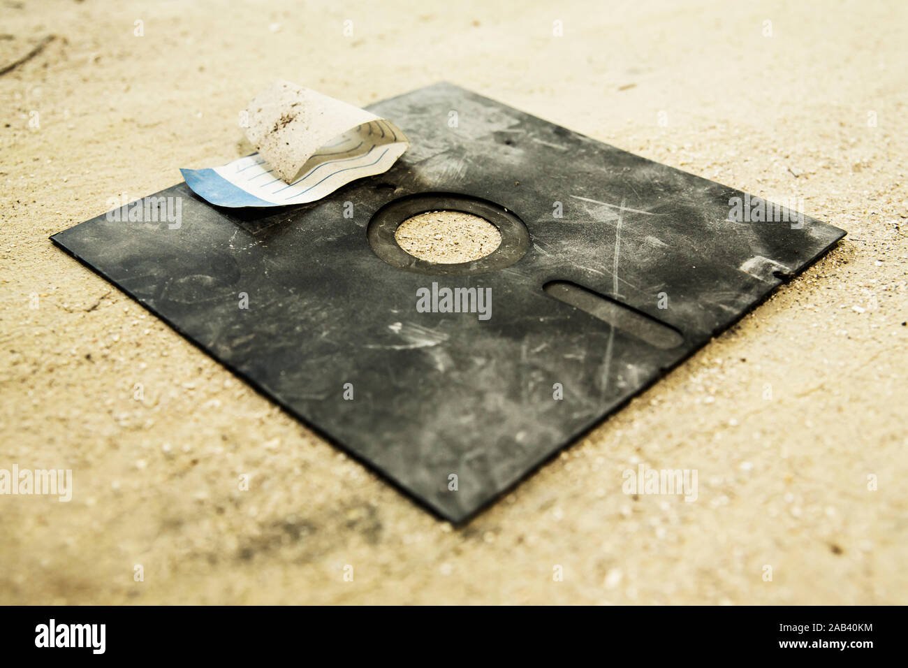 Ein alte 8 Zoll Diskette liegt auf dem Fußboden |An old 8 inches floppy disk lying on the floor| Stock Photo